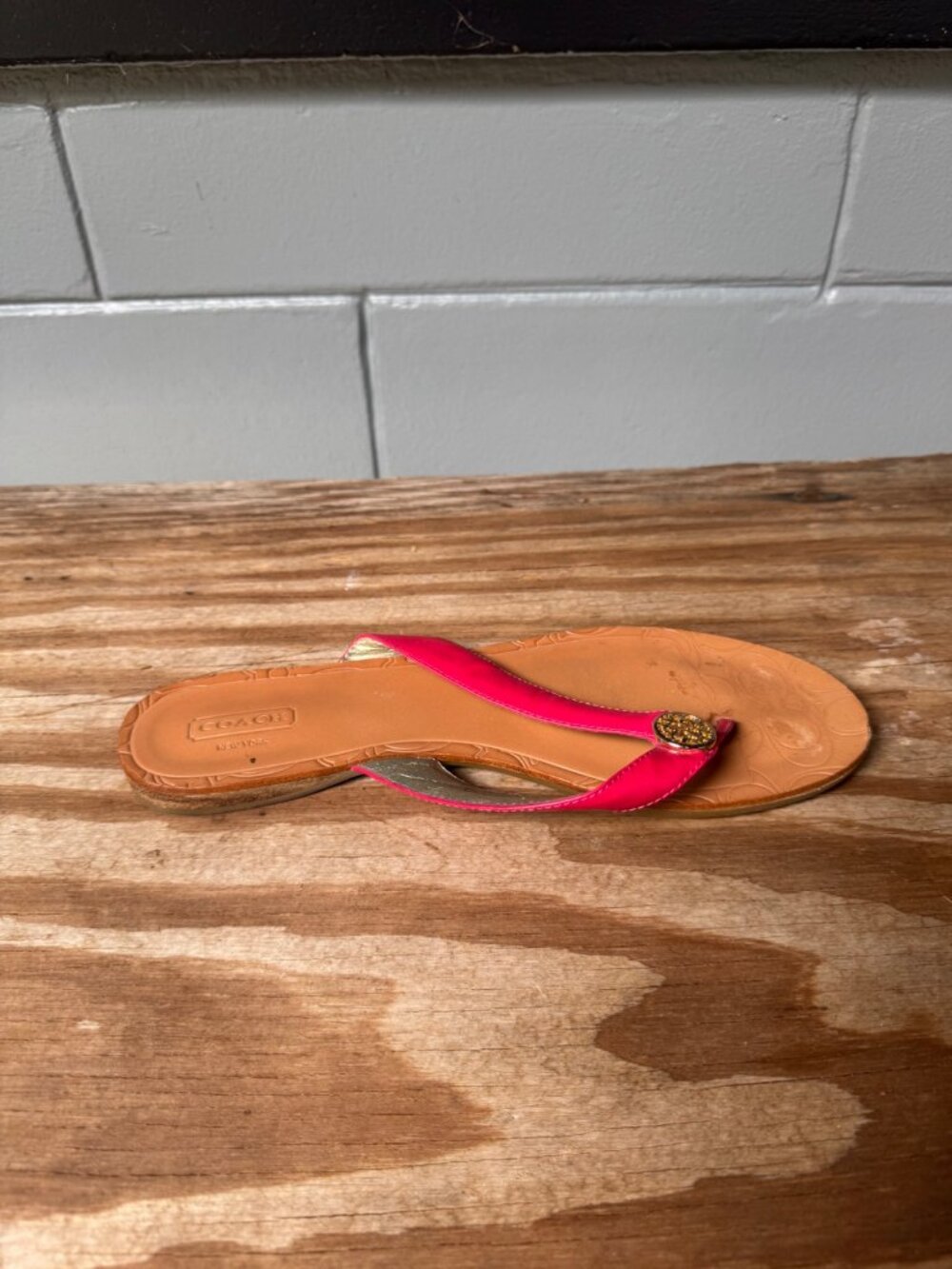 Coach Sara Sandals Size 8 Bright Pink Patent Leather Thong Gold Logo - Picture 7 of 7
